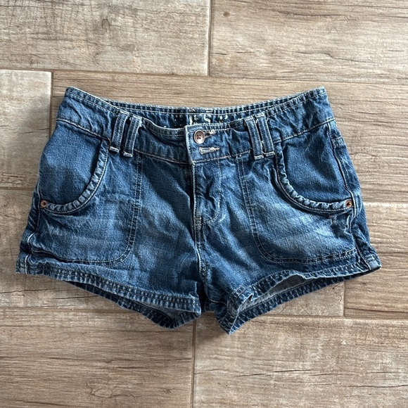 White Lace Women's Top paired denim low rise shorts outfit bundle. - Picture 2 of 5